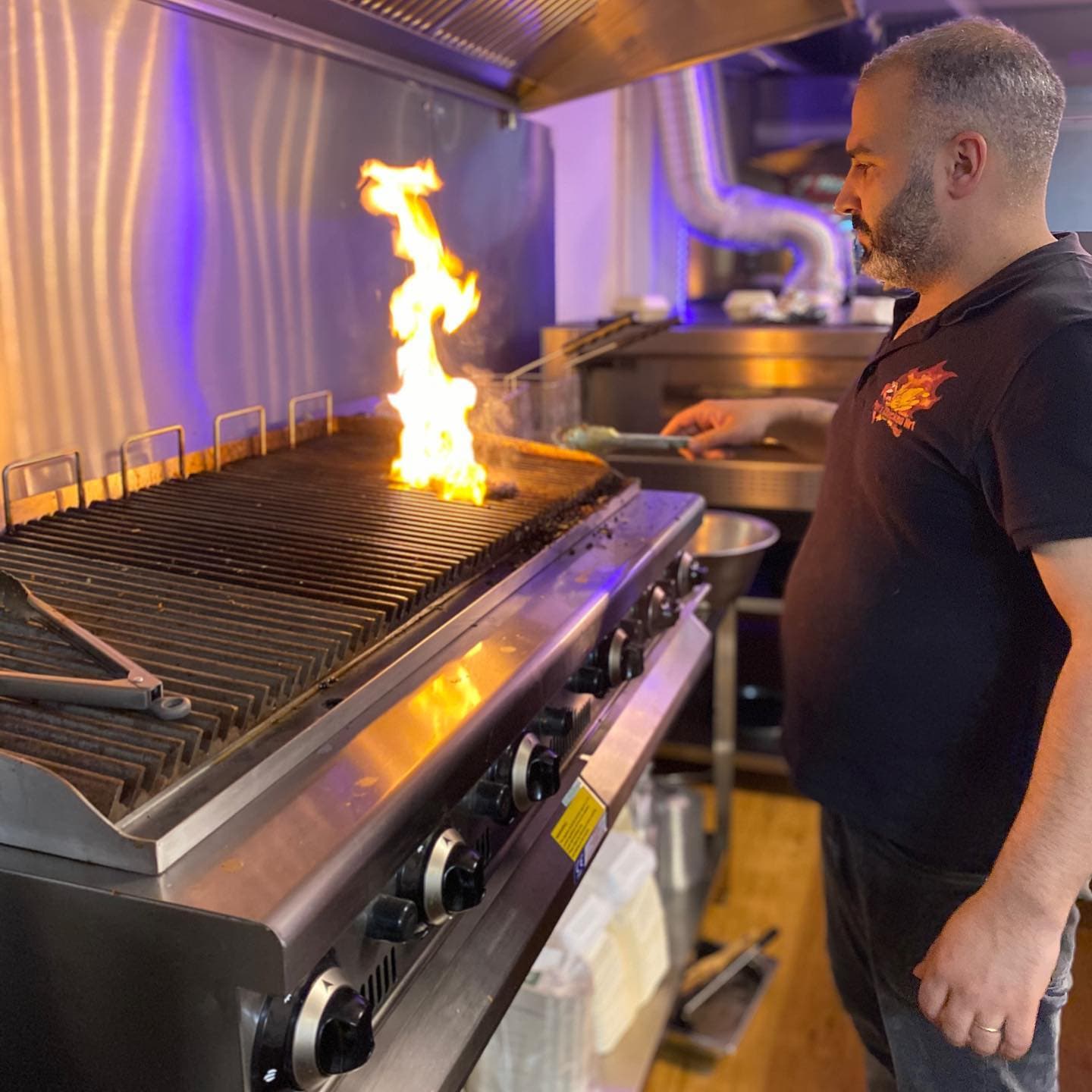 Hähnchen über offenem Feuer gegart