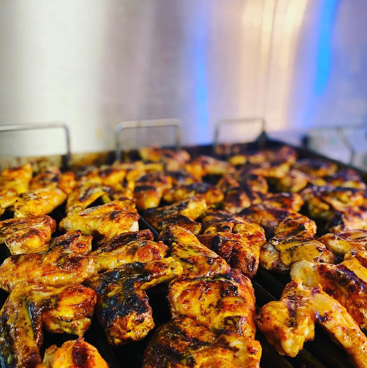 Goldbraun geröstetes Hähnchen am Spieß
