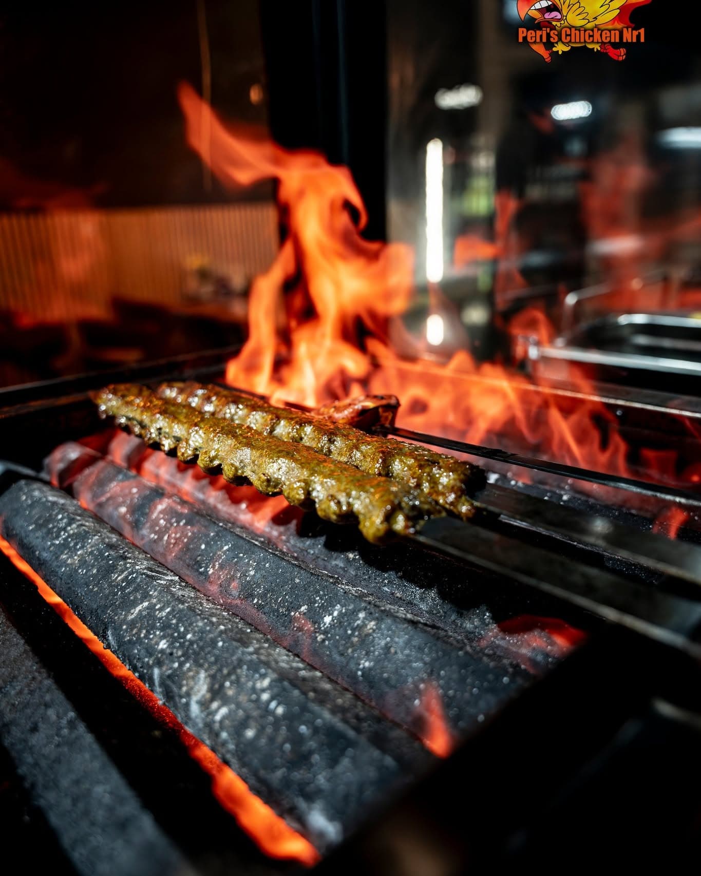 Flammengeküsstes Peri-Peri-Chicken auf dem Grill