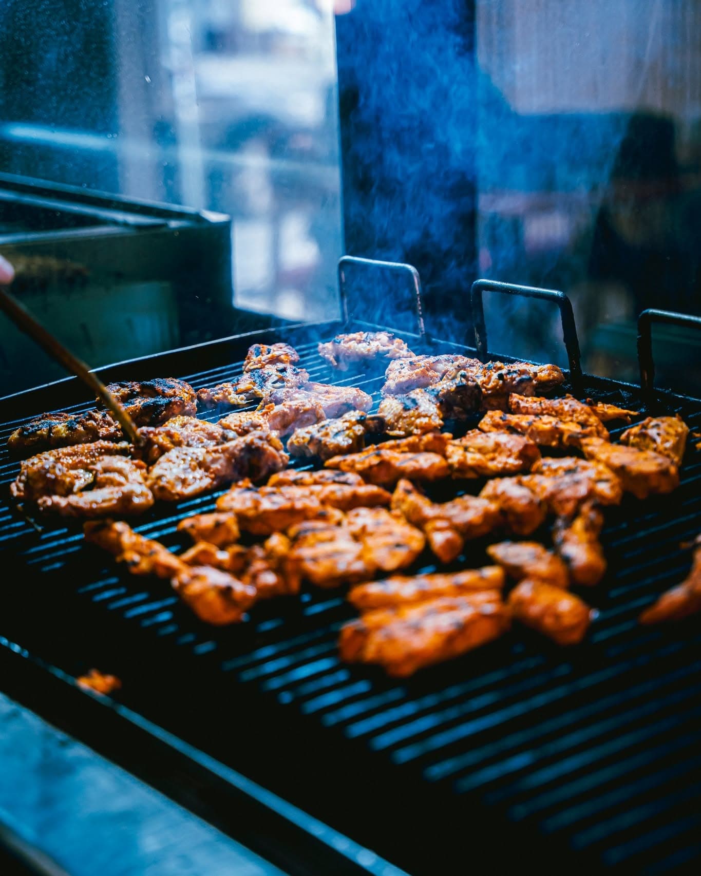 Frisch gegrilltes Hähnchen direkt vom Rost
